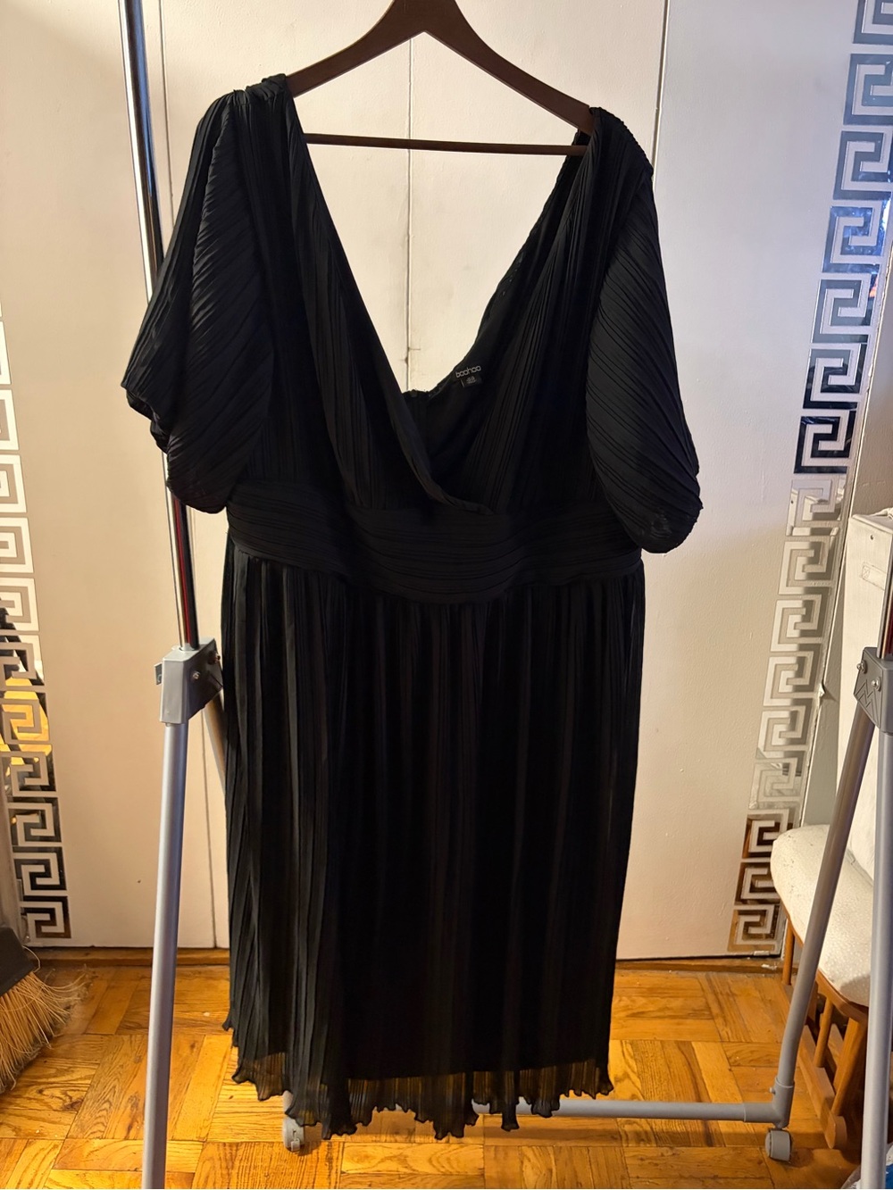Boohoo Plus NWOT Black Pleated V-Neck Midi Dress with Flutter Sleeves